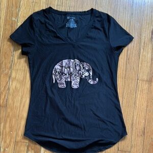 **b2g1** Black Elephant Graphic V-Neck T-Shirt